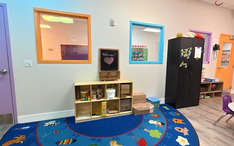 Toddler classroom with reading rug and play loft at Kids Inc.